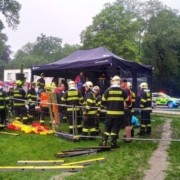 18 persoane au fost ranite de fulger intr un parc din cehia cinci victime resuscitate a8f4914