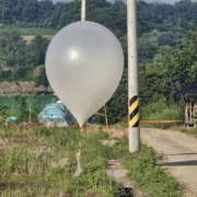 baloanele cu deseuri lansate de coreea de nord au oprit traficul aerian pe un aeroport din coreea de sud b6d8ac8