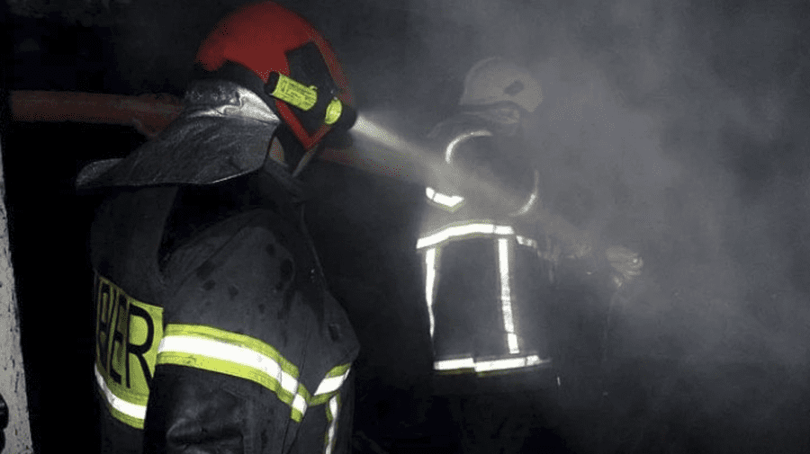 FOTO Incendiu la Ceadîr-Lunga. La fața locului au intervenit două echipe de salvatori și pompieri