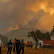 incendiu puternic pe insula evia din grecia localnicii au fost rugatsi sa ramana in alerta 02da22c