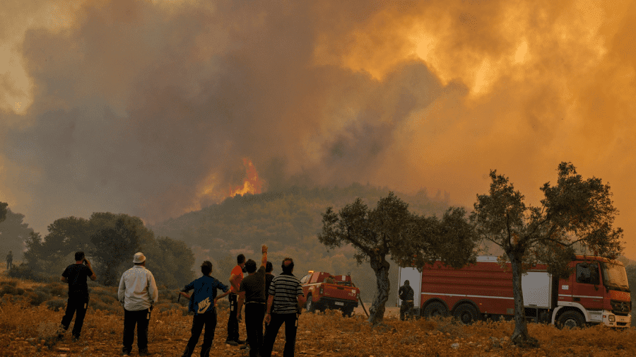 Incendiu puternic pe insula Evia din Grecia. Localnicii au fost rugaţi să rămână în alertă