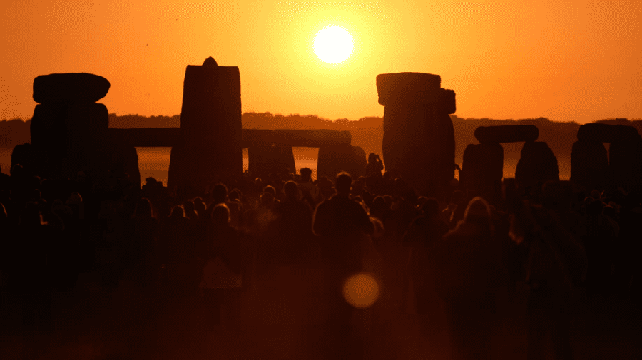 Mii de oameni s-au adunat la Stonehenge pentru a sărbători solstițiul de vară. Imagini superbe cu apusul și răsăritul