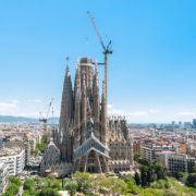 renumita sagrada familia din barcelona construita de 140 ani incoace va fi finalizata cu ajutorul a doua macarale imense liebherr c42c8b3