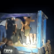 video cu 41 de barbati ucraineni care voiau sa ajunga in moldova ascunsi intr un camion au fost prinsi langa hotar a159f62