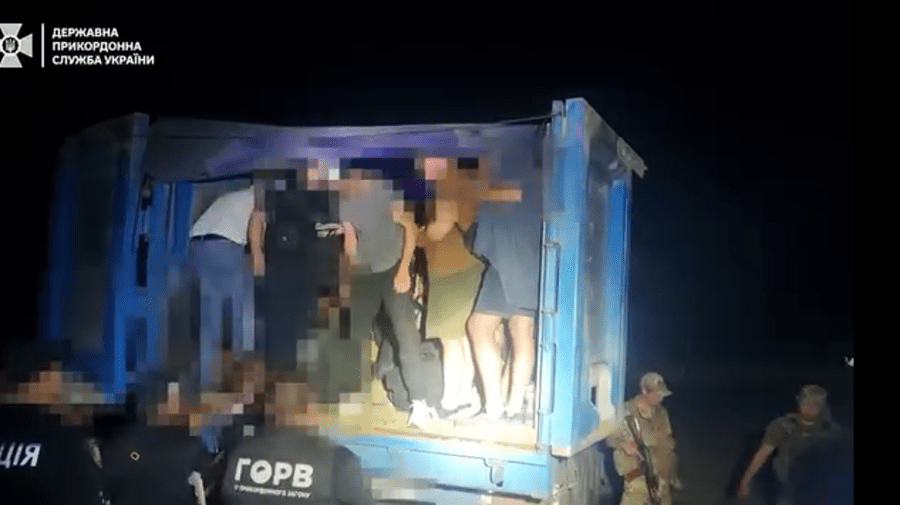 VIDEO cu 41 de bărbați ucraineni, care voiau să ajungă în Moldova ascunși într-un camion. Au fost prinși lângă hotar