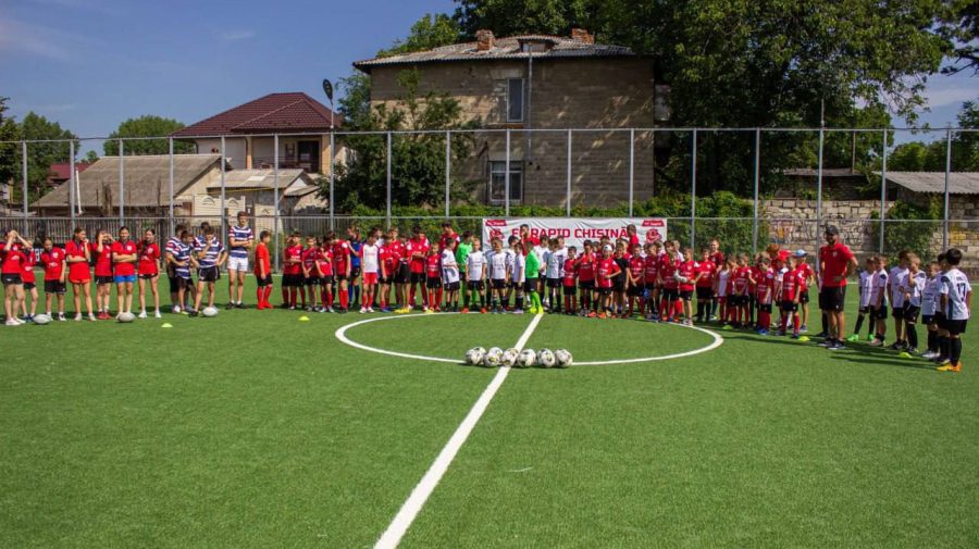 VIDEO Modern și multifuncțional! Un nou teren de sport a fost inaugurat la un liceu din Chișinău