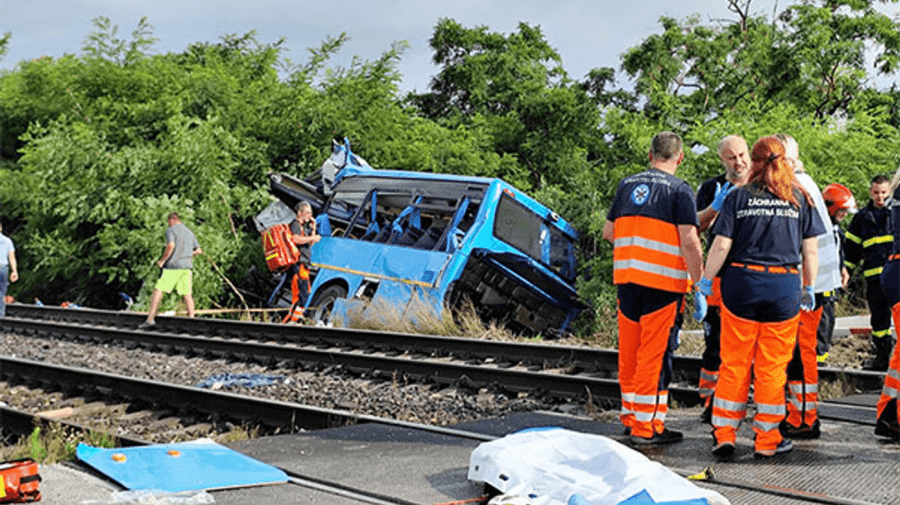 VIDEO Tragedie în Slovacia: Un tren cu destinația Budapesta a lovit un autobuz. Cel puțin șase persoane au murit