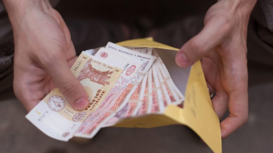 Cine a pierdut bani la Poşta Veche? Poliţia din Chişinău caută proprietarul sumei găsite în stradă
