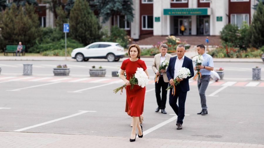 FOTO Președinta Maia Sandu a depus flori la bustul lui Ștefan cel Mare din Drochia