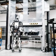 video robotul figure 01 a demonstrat cum poate munci intr o fabrica bmw la productsia de mashini inlocuind oamenii pe linia de asamblare 5f8246a
